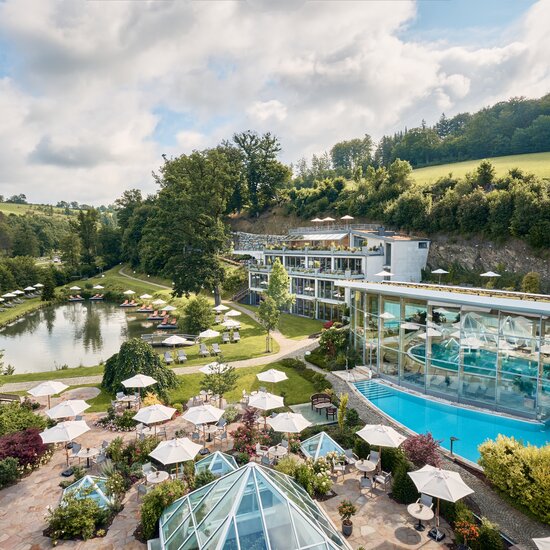 Innenpool mit Treppe im Hotel Deimann