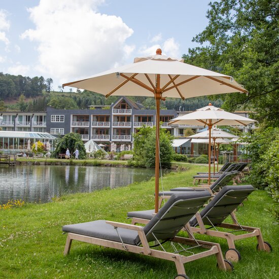 Großer Außenpool im Wellnesshotel im Sauerland