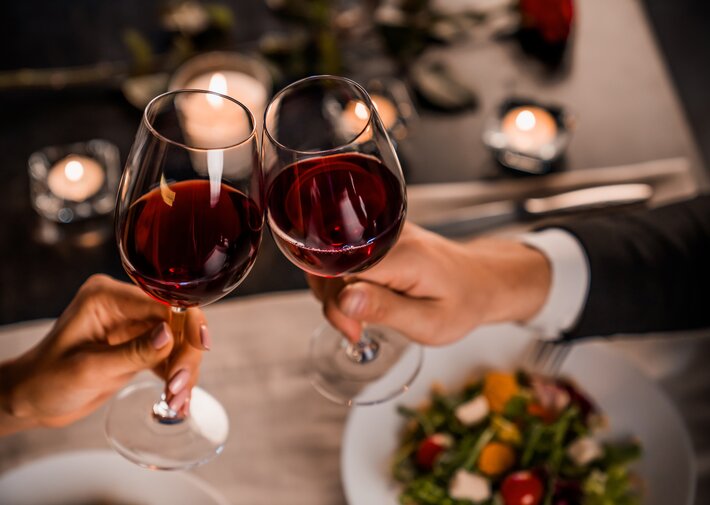 Romantisches Dinner mit Rotwein