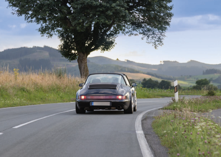 Porsche auf einer Straße im Sauerland.