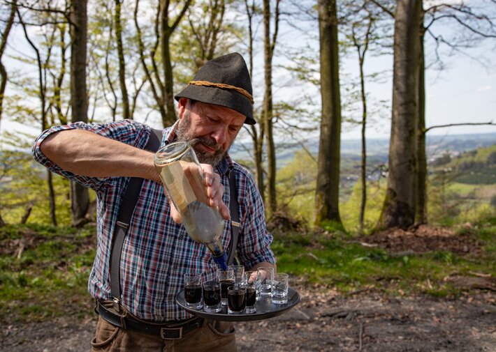 Wanderguide schenkt Schnapps aus im Sauerland.