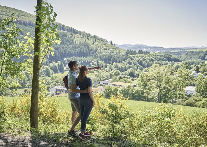 Pärchen vor einem Ausblick auf die Sauerländer Berge.