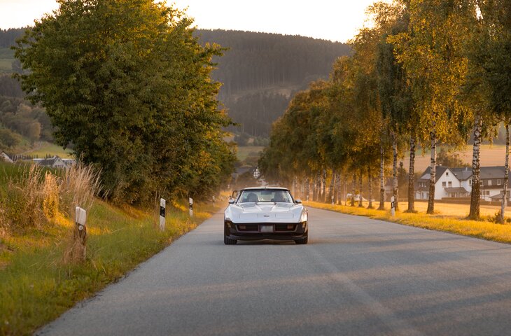 Oldtimer im Sonnenuntergang bei einer Sauerland Tour.