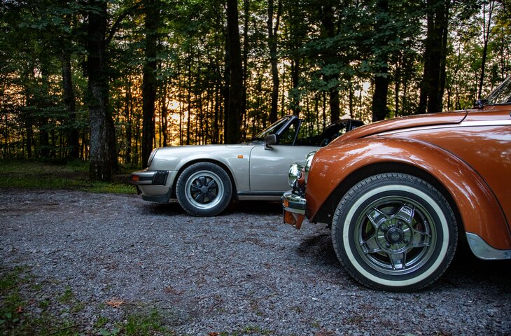 Zwei Oldtimer im Wilzenberg Wald im Sauerland.