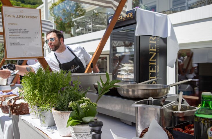 Mitarbeiter des 5 Sterne Hotels im Sauerland hinter dem Live-Cooking Stand