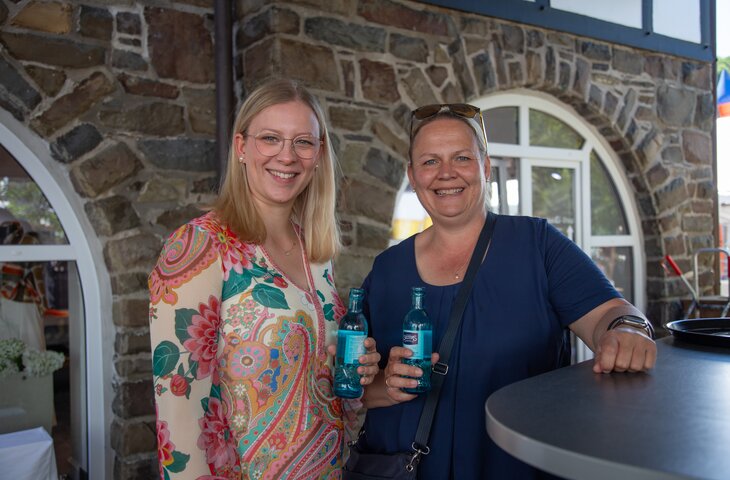 Zwei Frauen mit einem Sprudel in der Hand auf dem Sommerfest im Hotel Deimann