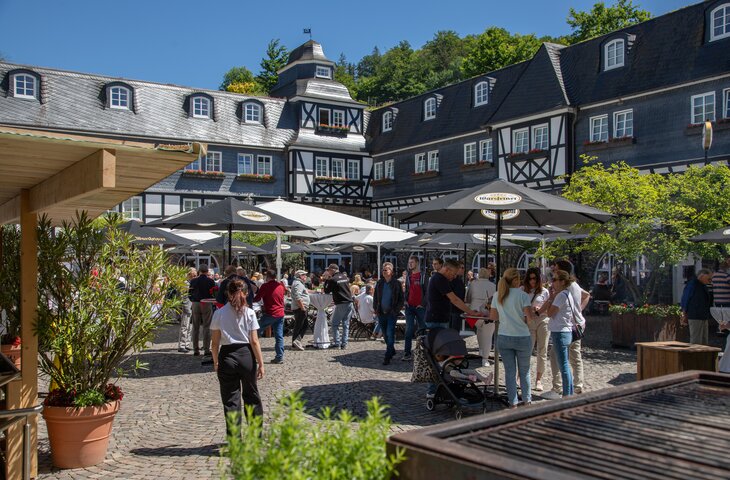Sommerfest im Hotel Deimann Innenhof bei strahlendem Sonnenschein