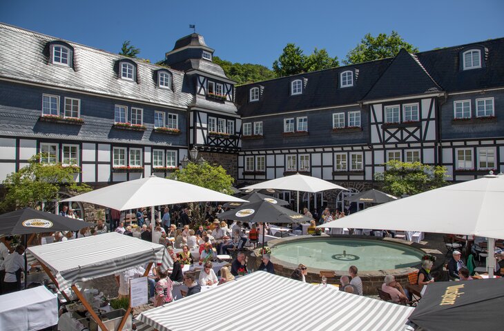Blick von oben das Sommerfest im Innenhof Hotel Deimann