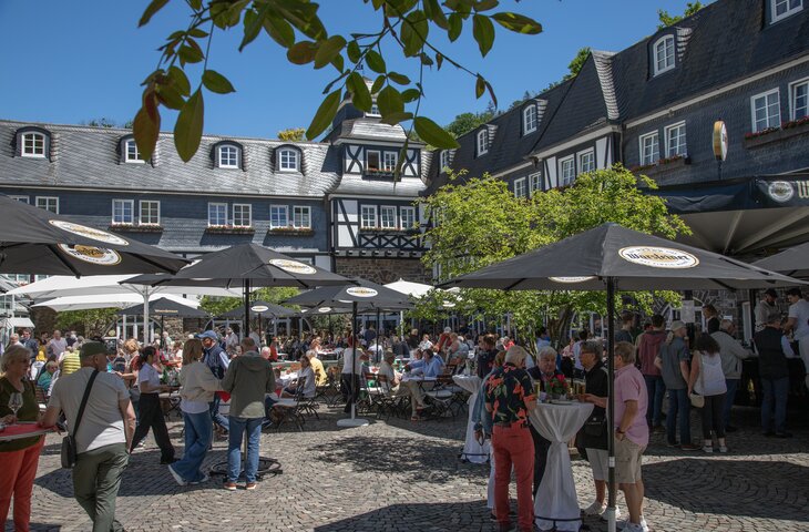Gefüllter Innenhof beim Sommerfest des 5 Sterne Hotels im Sauerland