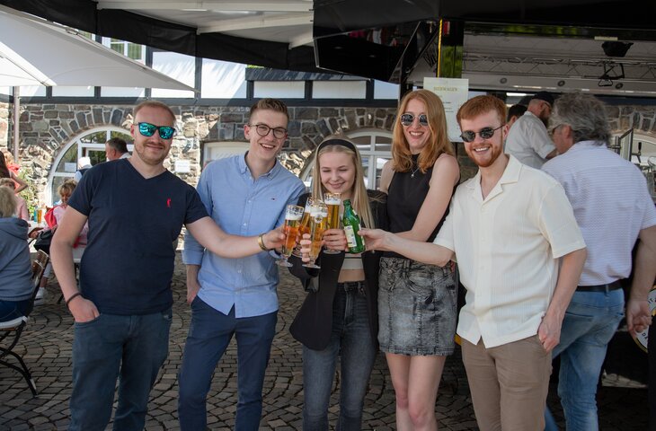 Gäste auf dem Sommerfest des Hotel Deimann stoßen mit den Getränken an
