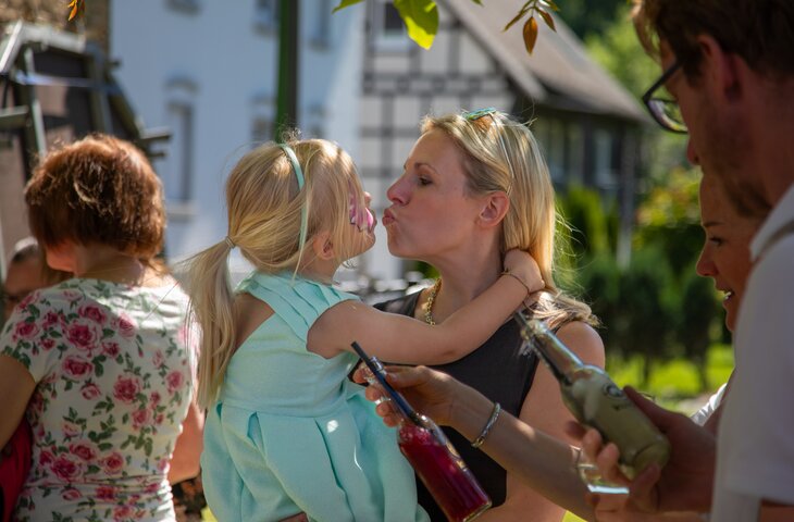 Mutter und Tochter auf dem Sommerfest im 5 Sterne Hotel im Sauerland