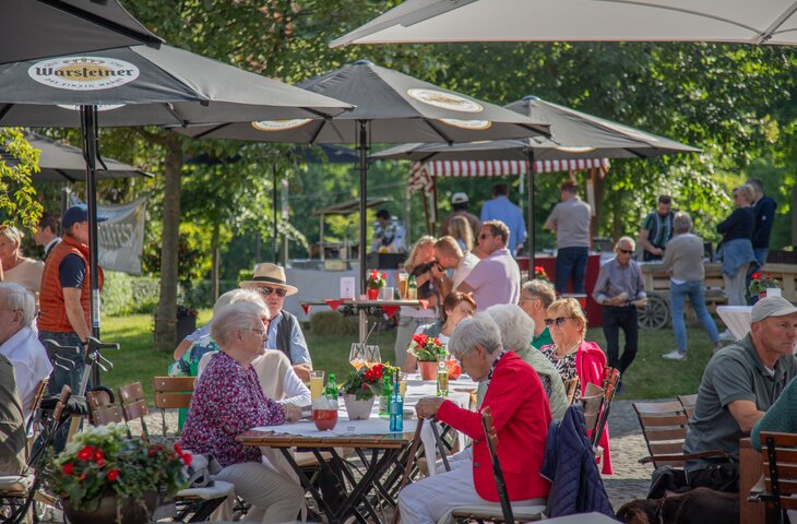 Gäste an den Tischen auf dem Deimann Sommerfest im Sauerland