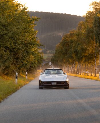 Oldtimer im Sonnenuntergang bei einer Sauerland Tour.