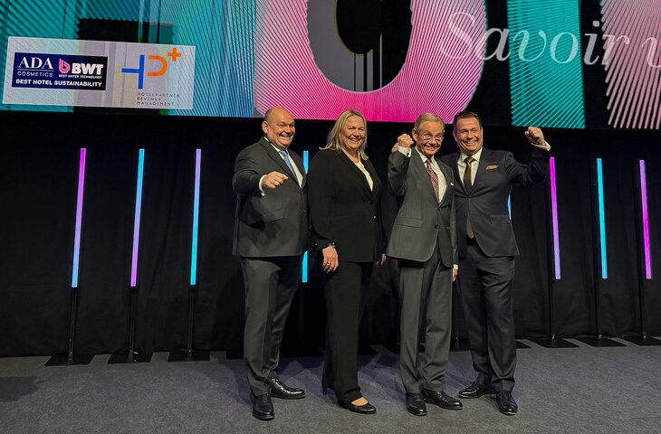 Familie Deimann in Siegerpose auf der Bühne der ahgz Gala zum Hotelier des Jahres 2025